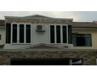 HOUSE WITH SECURITY SCREEN WINDOW